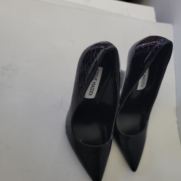 Steve Madden Rival Crocodile Embossed Wedge Pumps - Picture 2 of 9